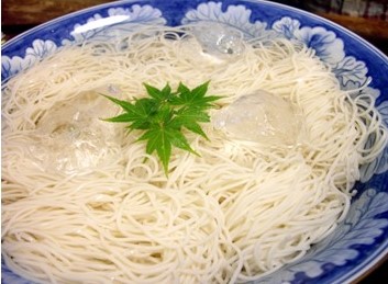 冷水に氷を浮かべ、冷たくして味わう素麺